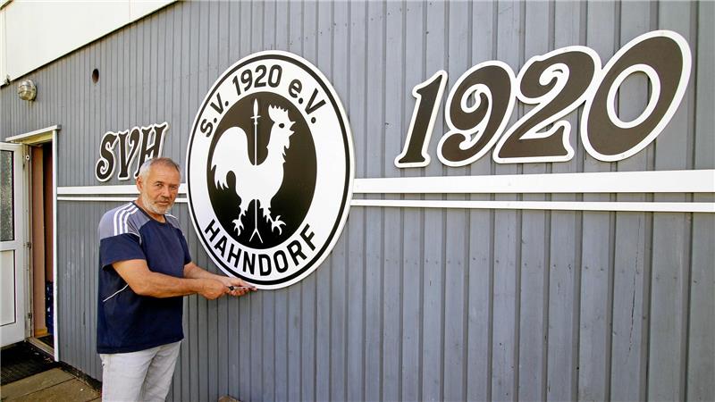 Rückblick eins: Im Mai 2022 schraubt Joachim Bürdeck das Vereinsschild vom Anbau ab. Die Abrissparty kann starten.