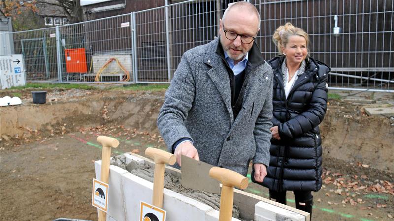 Rückblick zwei: Norbert Schecke, CDU-Ratsfraktionschef und Hahndorfer, unterstützt Goslars Oberbürgermeisterin Urte Schwerdtner bei der Grundsteinlegung im November 2022.