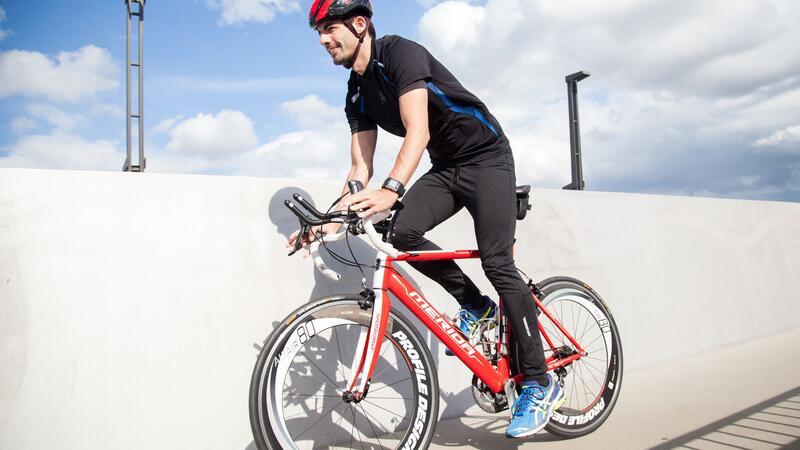 Sport gegen Rückenschmerzen: 7 Dinge, auf die es ankommt Rückentraining: Lenker und Sitz müssen beim Radfahren passend eingestellt sein.