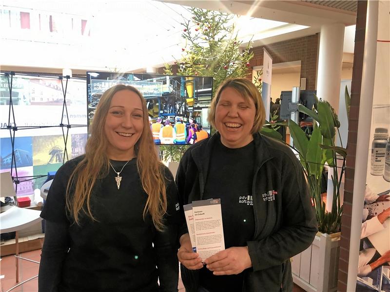 Gut besuchte Jobbörse in Goslar Rückkeherin Marina Rosebrock (l.) mit einer Arbeitskollegin. Foto: Stade