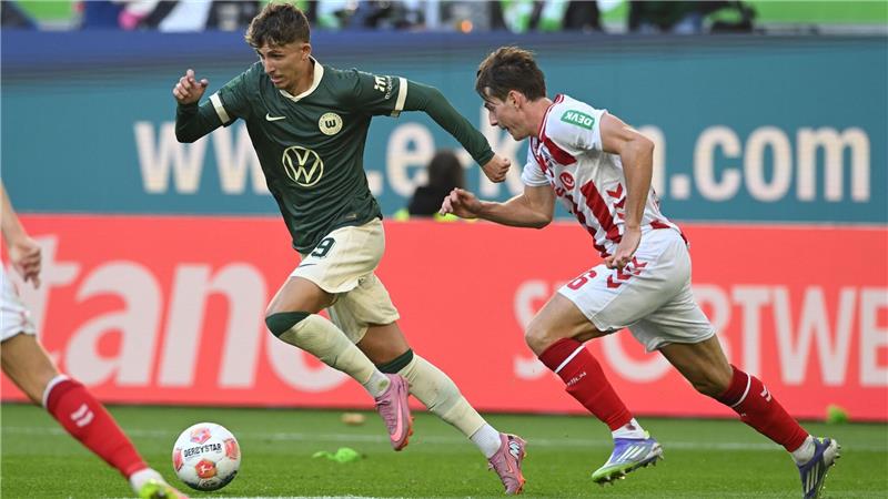 Rückkehr nach Frankfurt: Jesper Lindström vom VfL Wolfsburg (l).