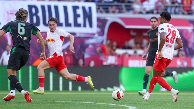 Rückkehrer Christopher Nkunku (r) legt für Rocco Reitz auf, der gegen seinen Ex-Club trifft. 