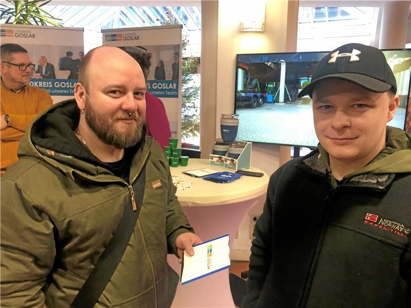 Rückkehrwillig: Lars Otto (li.) besucht mit seinem Bruder Hagen die Rückkehrermesse. Er kann sich vorstellen, wieder im Harz zu leben und zu arbeiten. Foto: Stade
