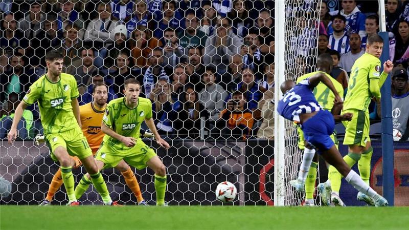 Erste europäische Pleite: Hoffenheim verliert 0:2 in Porto Rückschlag für Hoffenheim: Tiago Djalo (3.v.r) erzielt das Tor zum 1:0 für Porto.