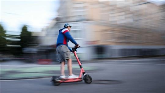 Rücksichtsloses Fahren ist einer Studie für den Großteil von E-Scooter-Unfällen verantwortlich. (Illustration)
