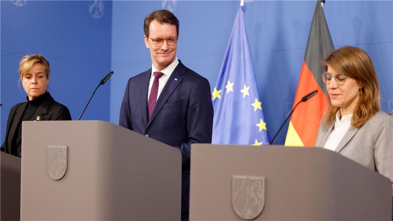 Ministerin Paul tritt zurück – Wüst setzt auf Neuanfang Rücktritt und Ernennung im Minutentakt: Die neue Familien- und Fluchtministerin Verena Schäffer ist als Nachfolgerin von Josefine Paul schon am Start.