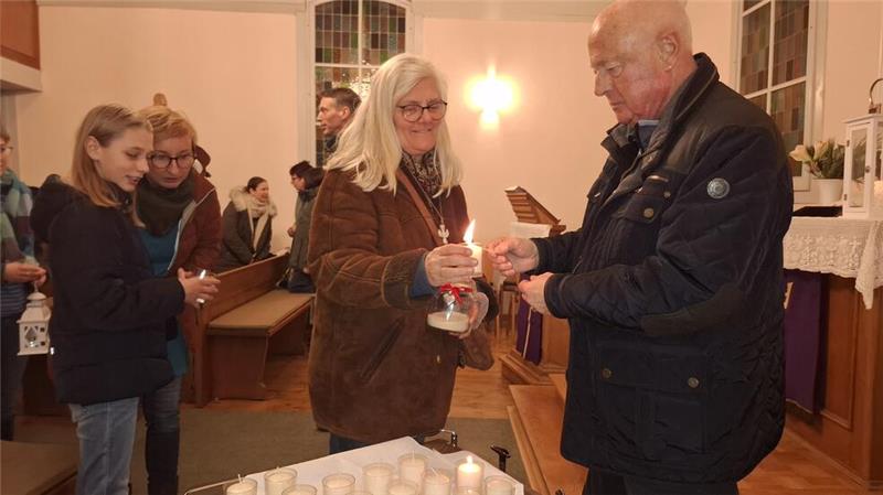 Fantasiereise bringt Frieden zu den Menschen Rüdiger Grund reicht das Friedenslicht in Nauen weiter.