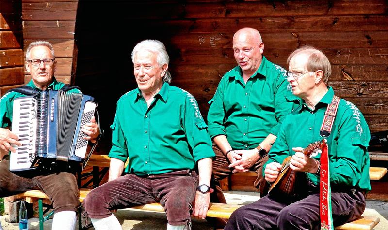 Harzer Wandernadel: Der Dichterfürst geht stempeln Rüdiger Kail (links), Helmut Graefe, Norbert Blume und Klaus Peinemann treten als Altenauer Neujahrssänger bei der Eröffnungsfeier auf. Fotos: Weiss