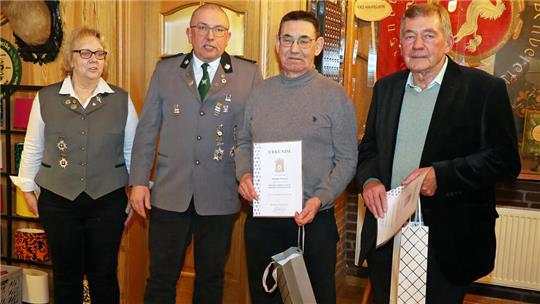 Rüdiger Pförtner und Ehrenmitglied Bruno Langner (v.r.) wurden für 60-jährige Mitgliederschaft geehrt von Karsten Meister und Renate Kleinert, beide Vorstand.