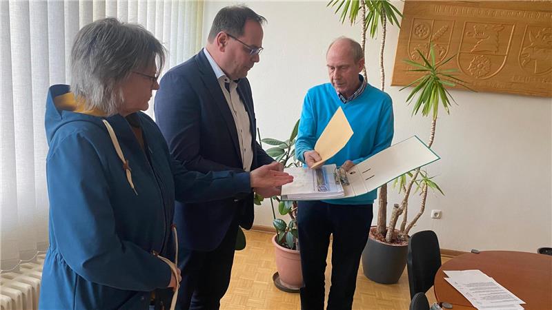 Bürgerinitiative sammelt Unterschriften gegen Windkraft in Lutter Rüdiger Rudolph (r.), Sprecher der Bürgerinitiative, übergibt die Unterschriftenliste und den offenen Brief an Bürgermeister Ingo Henze und Ortsbürgermeisterin Karin Rösler-Brandt.