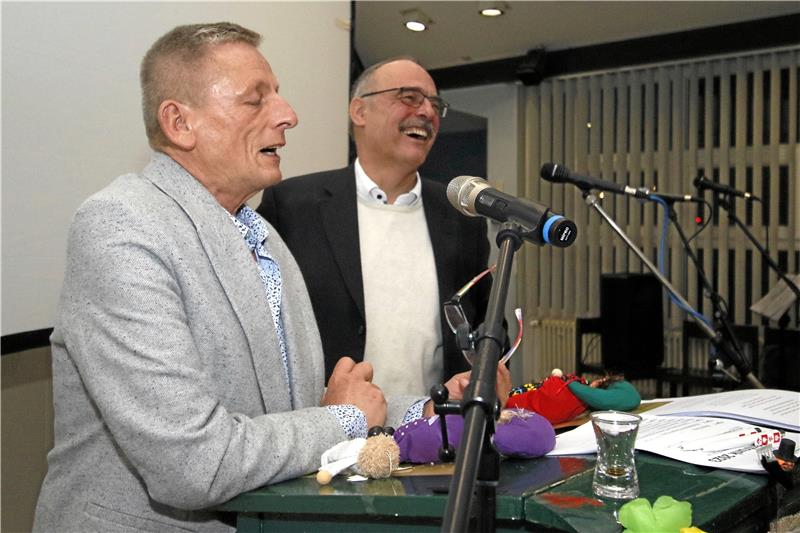 Rüdiger Wohltmann (li.) und Jens Kloppenburg vergeben de Oker-Joker.