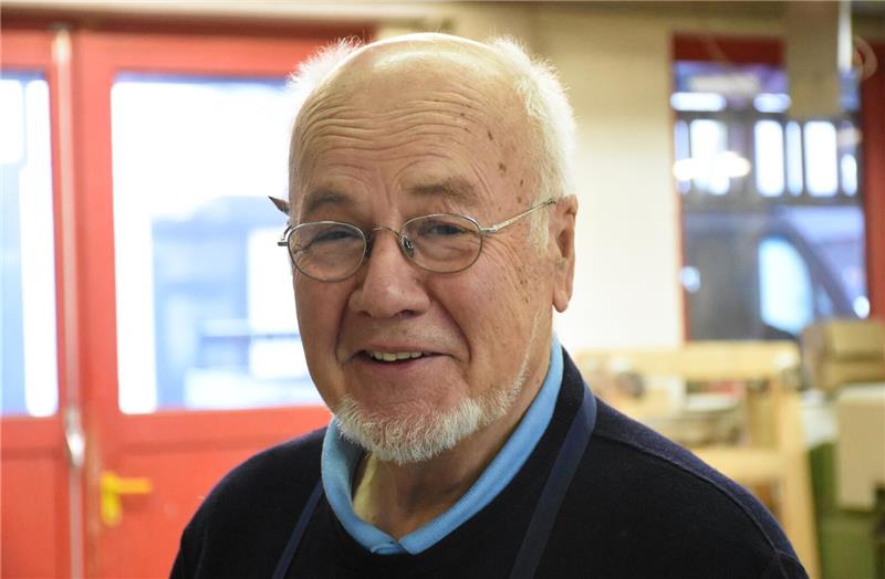 Friedhelm Dreyer macht Kunst aus hauchdünnen Farbrestschichten Ruhestand? Von wegen. Friedrich-Wilhelm Dreyer (79) gehen die Ideen nicht aus. Das ganze Jahr über macht er schöne Dinge aus Holzresten, jetzt kreiert er kleine Kunstwerke aus Farbschichten.