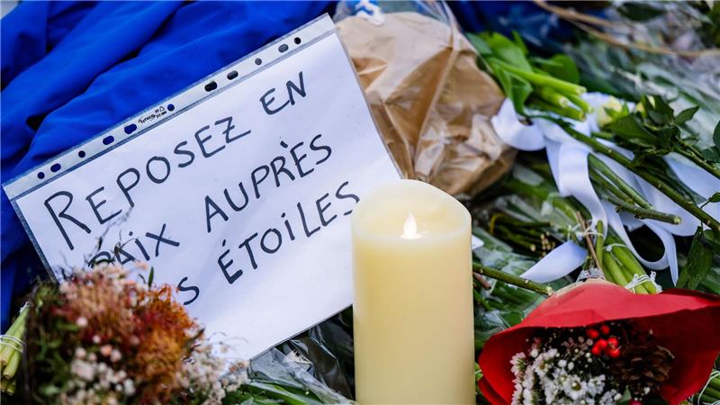 „Ruhet in Frieden bei den Sternen“, steht auf einer Botschaft am Brandort.