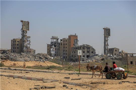 Ruinen von Gebäuden, die bei israelischen Angriffen im zentralen Gazastreifen zerstört wurden.