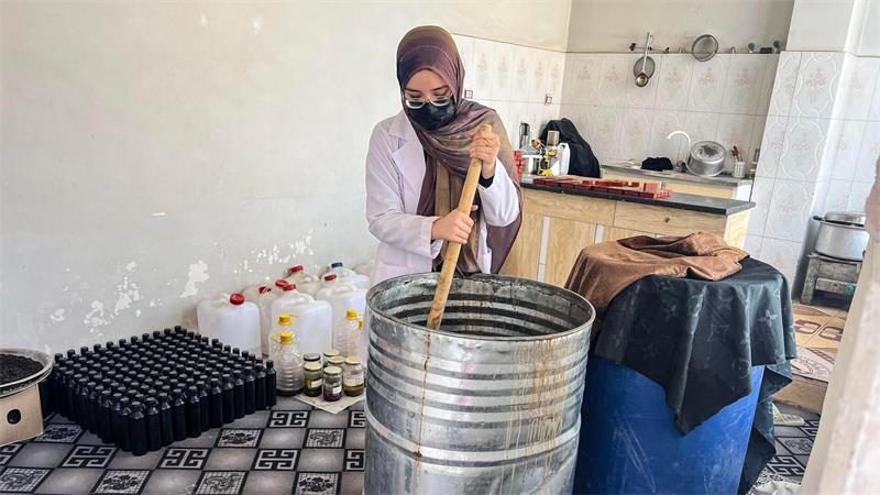 Liegt Afghanistans Zukunft in der Arbeit der Frauen? Rukia Resai war ein weiterer Bildungsweg versperrt. Jetzt ist sie Unternehmerin.
