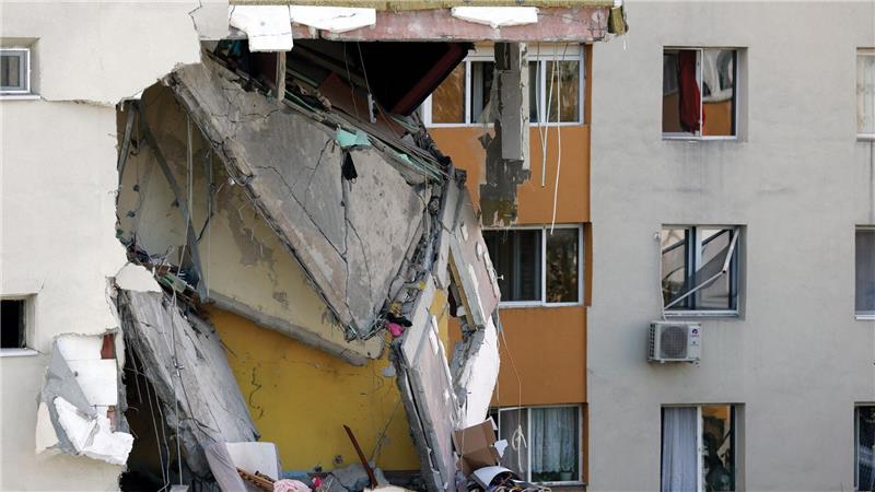 Rumänien: Drei Tote nach Explosion in Wohnhaus Rumäniens Ministerpräsident Ilie Bolojan sagte, dass das Gebäude wahrscheinlich abgerissen werden müsse.