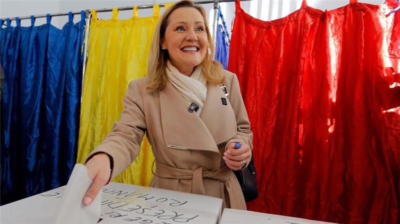 Verfassungsgericht in Rumänien erkennt Präsidentenwahl an Rumäniens Verfassungsgericht hat die erste Runde der Präsidentenwahl anerkannt, bei der der rechtsextreme Calin Georgescu auf Platz eins kam und Elena Lasconi auf Platz zwei.