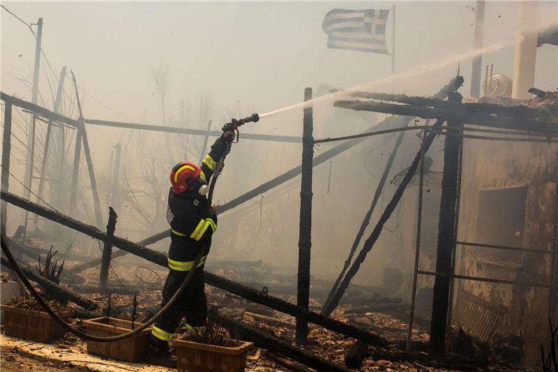 Brände auf Rhodos: Wind erschwert Löscharbeiten Rumänische Feuerwehrleute versuchen in Gennadi, einen Brand zu löschen.
