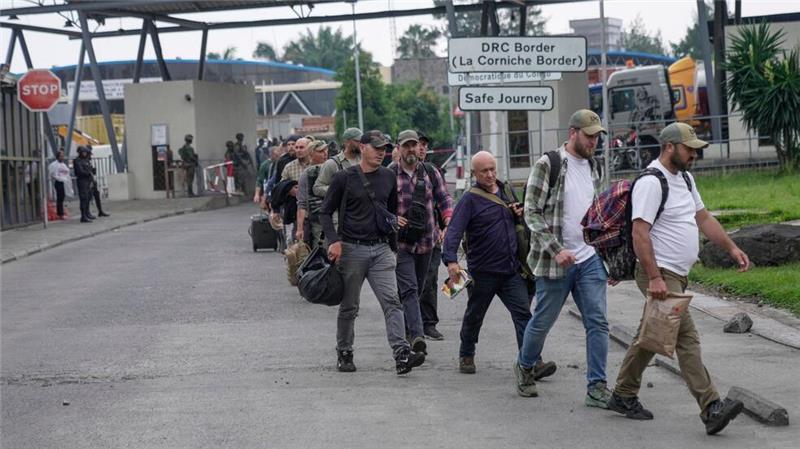 Rumänische Söldner werden am Grenzübergang Gisenyi zwischen Kongo und Ruanda freigelassen.