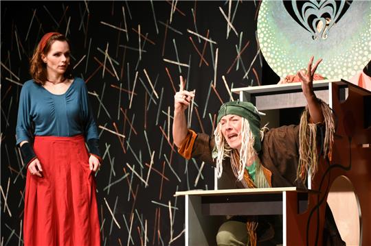 Rumpelstil(zchen) hilft der schönen Müllerstochter aus der Patsche und verwandelt Stroh in Gold. Allerdings nur für eine Gegenleistung. Foto: Kempfer