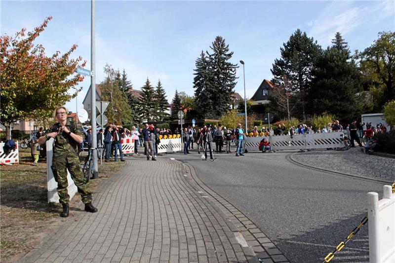 Rumpf einer Transall wird am 09.10.2018 auf das Dach des Luftfahrtmuseums Wernigerode gehoben, Zuschauer