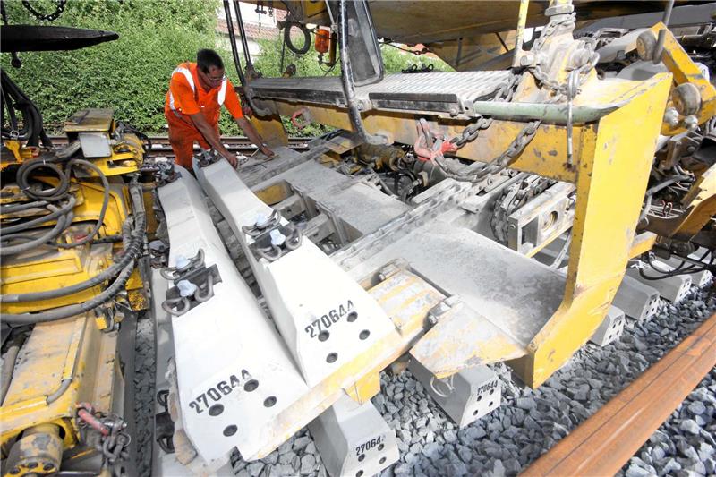 Rums, rums – Schwelle für Schwelle spuckt der SUM 14 auf den Schotter aus.