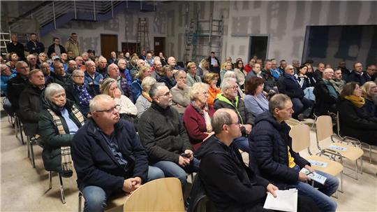 Rund 100 Menschen kommen zur Infoveranstaltung über Glasfaser und sitzen im Franz-Tasler-Haus in Gielde, das derzeit noch saniert wird.