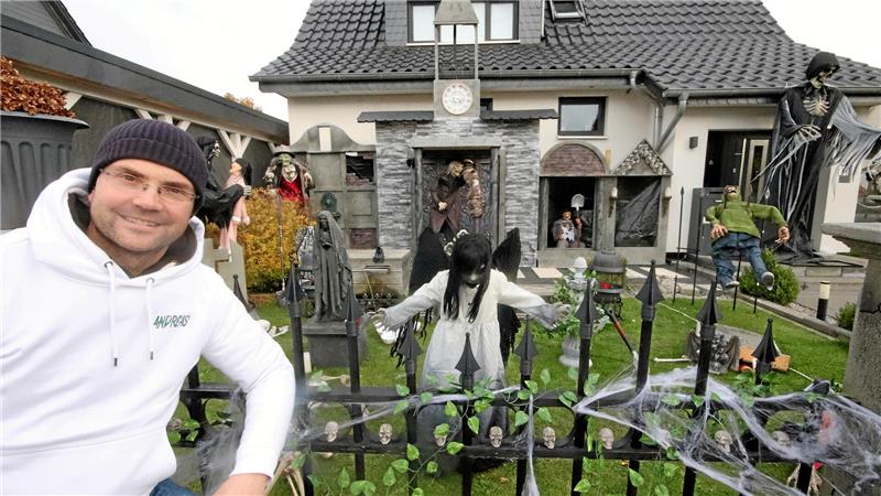 Rund 100 Stunden Arbeit hat der Rhüdener Andreas Thelen investiert, um seinen Halloween-Garten um eine Kirche zu ergänzen.