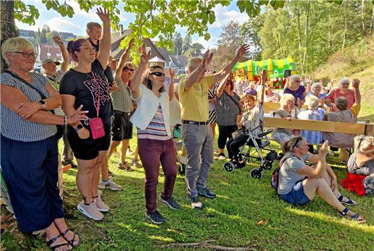 Rund 1000 Altenauer kommen in den Kleine-Oker-Park, um das Weidefest zu feiern. Fotos: Knoke