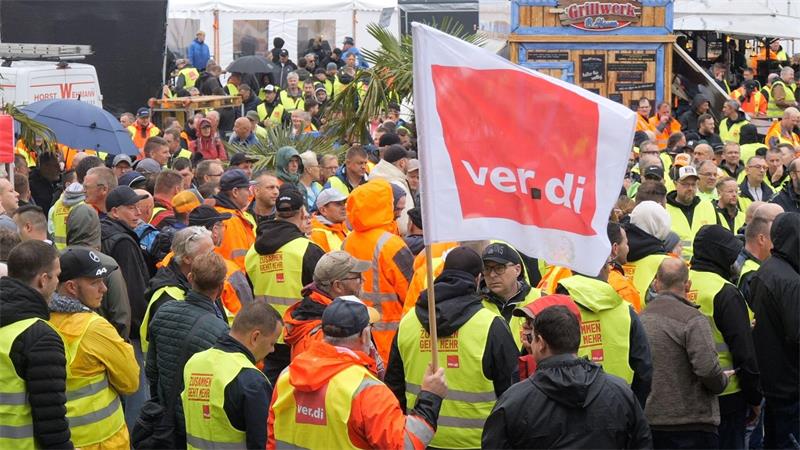 Rund 1.000 Beschäftigte gingen auf die Straße.