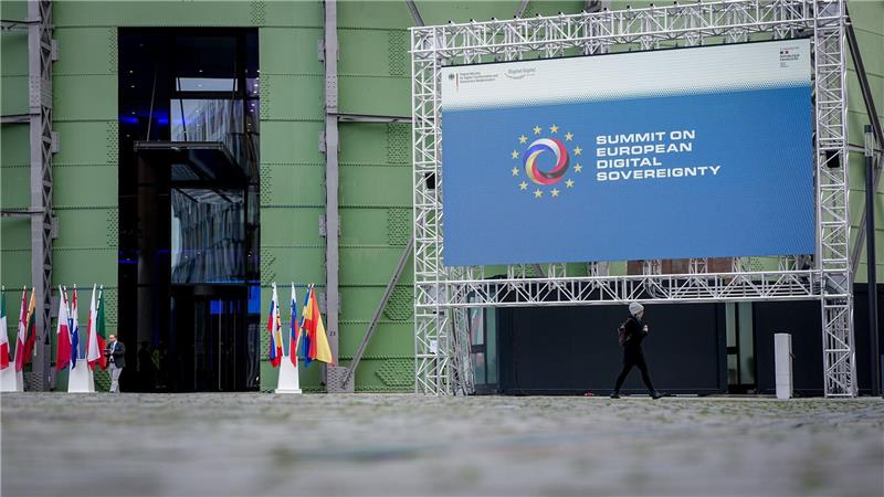 Europa als Tech-Standort? „Der Zug ist nicht abgefahren!“ Rund 1.000 Gäste aus Frankreich, Deutschland und anderen EU-Ländern trafen sich auf dem EUREF-Forschungscampus in Berlin und diskutierten über digitale Souveränität.