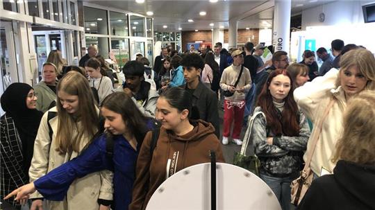 Rund 1000 Schüler besuchen die Berufsstarterbörse am Mittwoch im Kreishaus Goslar. An diesem Donnerstag wird die Veranstaltung fortgesetzt.