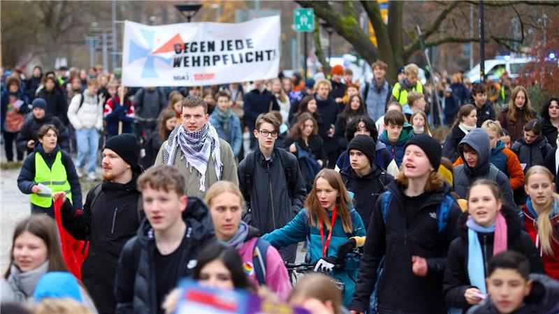 Rund 1.000 Schülerinnen und Schüler demonstrieren in Göttingen gegen das Wehrdienstgesetz. 