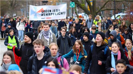 Rund 1.000 Schülerinnen und Schüler demonstrieren in Göttingen gegen das Wehrdienstgesetz. 