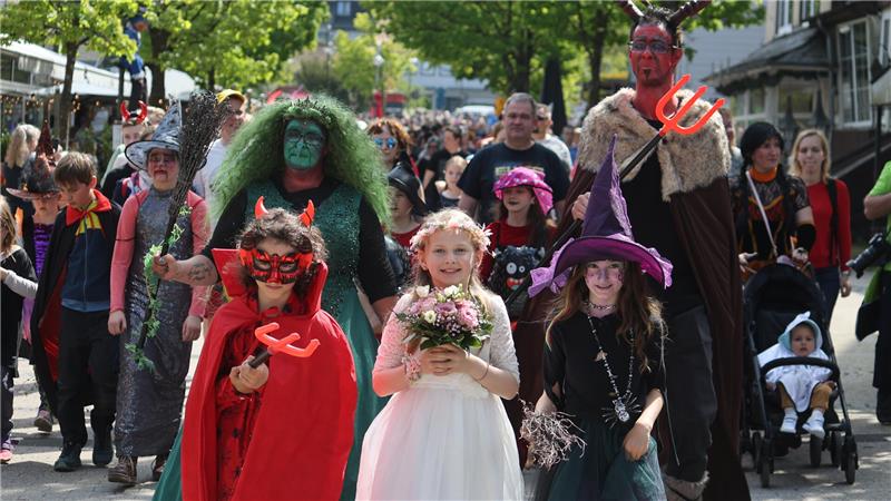 Feiern und Feste: Die Kaiserstadt in jeder Jahreszeit erleben Das Foto zeigt den Familienumzug mit kleinen und großen Hexen zu Walpurgis in Hahnenklee.