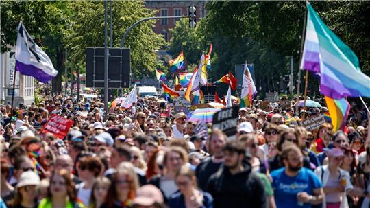 Rund 10.000 Menschen sind beim Christopher Street Day in Oldenburg durch die Innenstadt gezogen. 