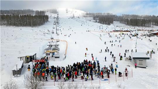 Rund 10.000 Skifahrer kommen über das Wochenende verteilt auf den Pisten am Wurmberg auf ihre Kosten. Während am Samstag auch die Seilbahn laufen kann, sind am Sonntag wegen des starken Windes nur die Liftanlagen am Hexenritt in Betrieb. Fotos: Neuendorf