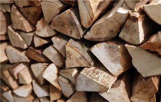 Rund 1,1 Millionen Haushalte in Deutschland nutzen Scheitholz, Holzpellets oder Holzhackschnitzel in Heizkesseln als primäre Energiequelle zum Heizen des kompletten Wohnraums.