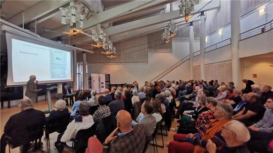 Rund 120 Zuhörer kamen auf Einladung von Geschichtsverein Goslar und Spurensuche Harzregion in den Großen Sitzungssaal des Kreishauses.