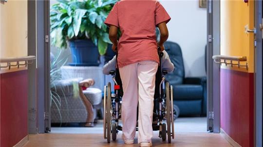 Rund 133.000 offene Stellen in Gesundheits- und Sozialberufen können einer Analyse zufolge nicht mit passend qualifizierten Arbeitslosen besetzt werden. (Archivbild)