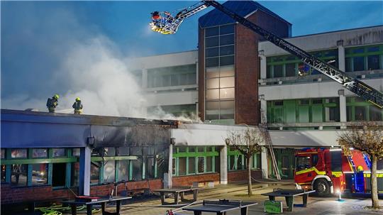 Rund 140 Einsatzkräfte bekämpfen den Brand.