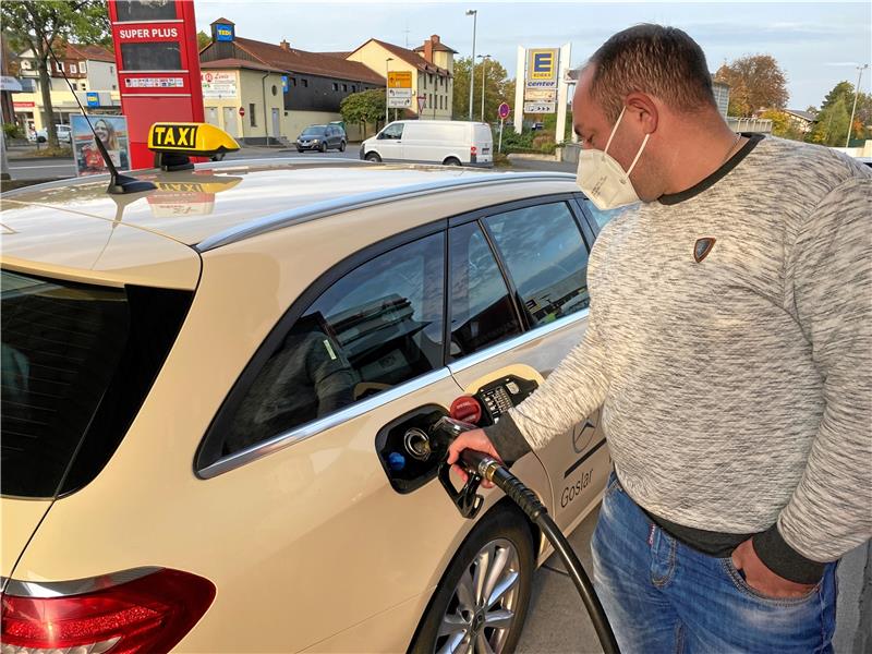 Taxi und Bahn: Was der teure Sprit für Fahrgäste bedeutet Rund 1,5 Millionen Kilometer fährt die Flotte des Bad Harzburger Taxen- und Mietwagenservices pro Jahr. Da geht einiges an Diesel durch die Motoren. Pro Monat bedeutet das Mehrausgaben im mittleren fünfstelligen Eurobereich.