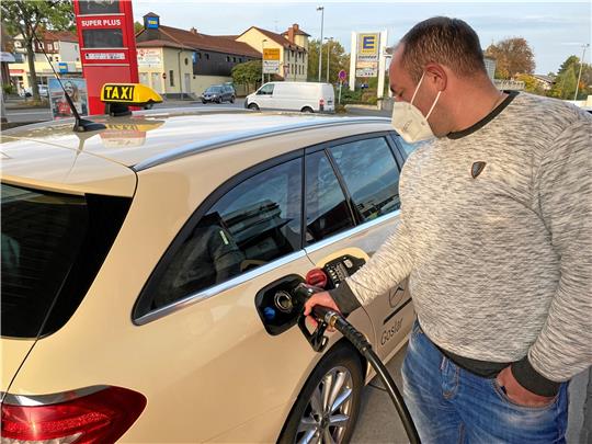 Rund 1,5 Millionen Kilometer fährt die Flotte des Bad Harzburger Taxen- und Mietwagenservices pro Jahr. Da geht einiges an Diesel durch die Motoren. Pro Monat bedeutet das Mehrausgaben im mittleren fünfstelligen Eurobereich.