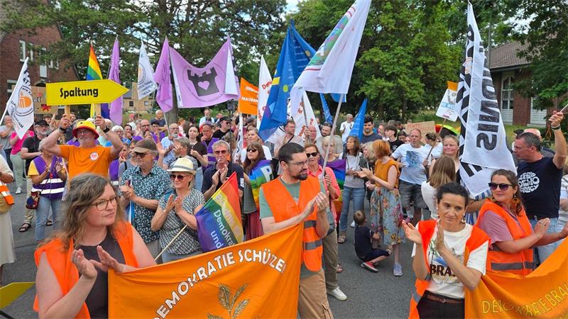 Rund 150 Menschen demonstrierten im Landkreis Gifhorn gegen eine AfD-Veranstaltung. 