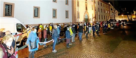 Rund 150 Menschen haben sich am Montag vor dem Rathaus in Osterode, dem ehemaligen Kornmagazin, versammelt. Sie wollen ein Zeichen gegen die Demonstrationen setzen, deren Teilnehmer sich gegen die Corona-Auflagen wenden. Die Menschen stehen in mehreren Reihen zusammen, mit Maske und auf Abstand bedacht. Foto: Privat