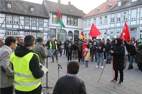Rund 150 Menschen kommen zur Demo gegen den Krieg in Gaza. Foto: Roß