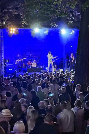 Party, Tanz, Gesang – zwei Tage Programm im Harzburger Badepark Rund 1500 Gäste erleben die Summernight mit Elvis.