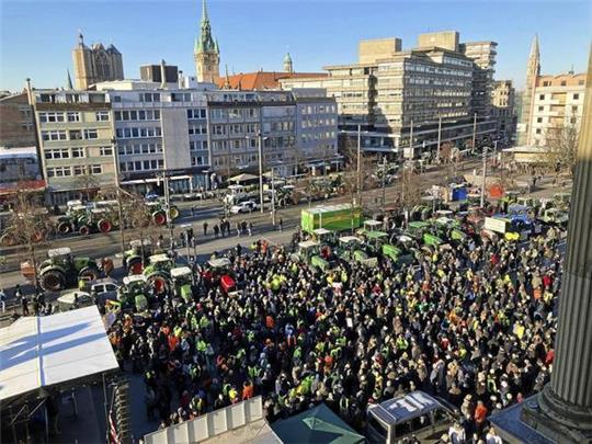 Rund 1500 Teilnehmer füllten nach Polizeiangaben den Schlossplatz in Braunschweig bei der Protestkundgebung der Bauern. Foto: Jana Sievers/FMN