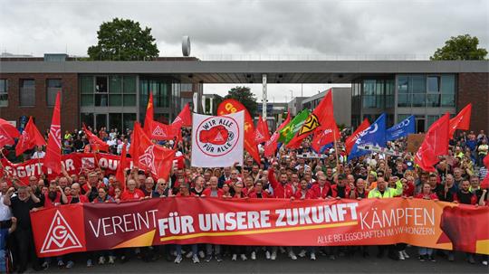 Rund 1.500 Teilnehmer versammelten sich laut IG Metall bei der Kundgebung in Emden.