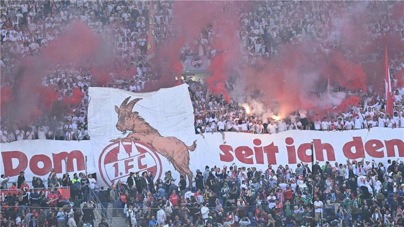 Hannover 96 schlägt Tabellenführer Köln Rund 15.000 Gästefans unterstützen den 1. FC Köln in Hannover.